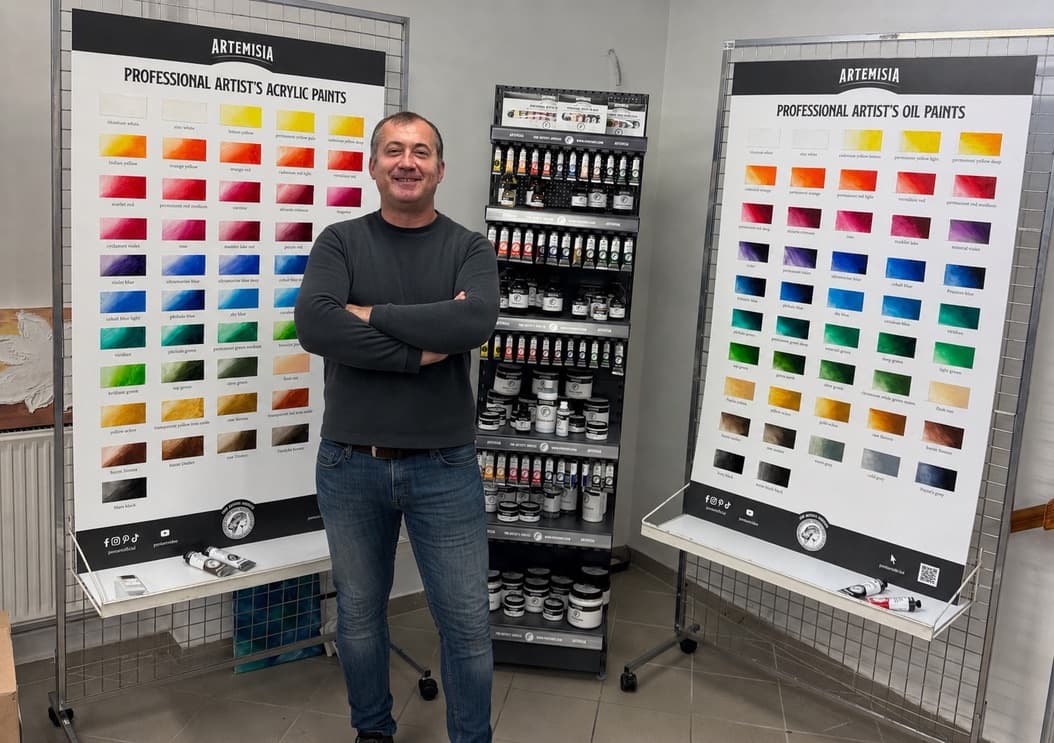 Nagy Krisztián az Artemisia művészfestékek pigment- és színmintái között